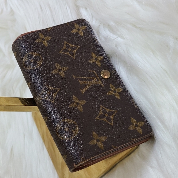 Louis Vuitton Handbags - 💯 Authentic Louis Vuitton Wallet 🍀